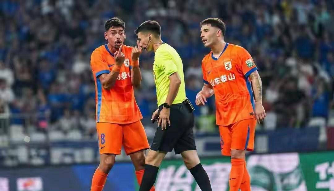 包含转会期山东泰山调整名单以备NBA总决赛；完成体检环节打磨；质疑声仍在；训练强度明显提升的词条